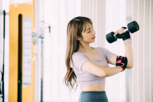 トレーニングする女性