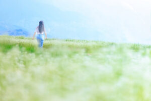 軽やかに歩く女性