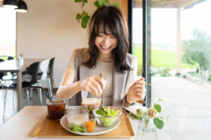 食べる女性