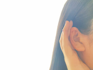 女性の耳元