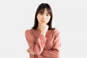 考える女性