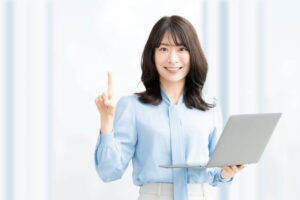 パソコンをもって説明する女性