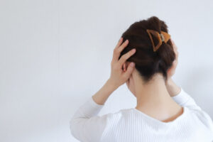 頭を抱える女性