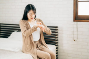 痒みで手をかく女性