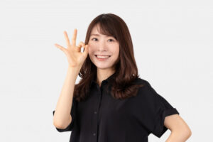 OKポーズをする女性